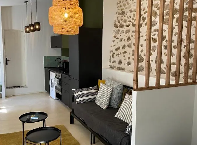 Petite Maison Typique De Ville Marseille